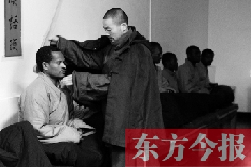 少林功夫講究禪武合一，坐禪當(dāng)然少不了,別看就是坐坐，姿勢都要師傅教