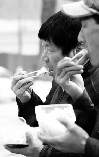 昨天，幾十名網(wǎng)友響應(yīng)王孝力的號(hào)召，送餃子給鄭州市南陽路立交橋下的務(wù)工人員