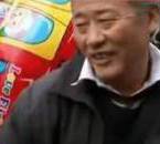 采訪我先買個氣球吧！大爺霸氣回答