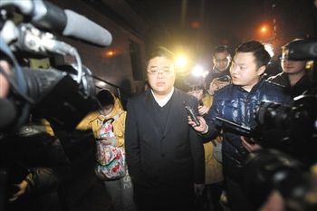 1月15日，重慶，庭審結(jié)束，張貴英的辯護(hù)律師接受媒體采訪。