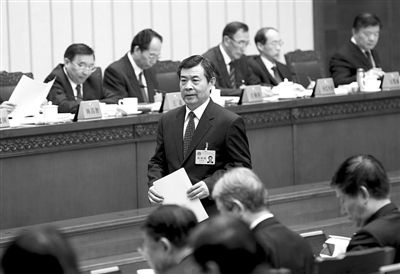 昨日，《消費(fèi)者權(quán)益保護(hù)法》修正案草案首次提交全國(guó)人大常委會(huì)審議，全國(guó)人大常委會(huì)法制工作委員會(huì)主任李適時(shí)作關(guān)于消費(fèi)者權(quán)益保護(hù)法修正案草案的說(shuō)明。
