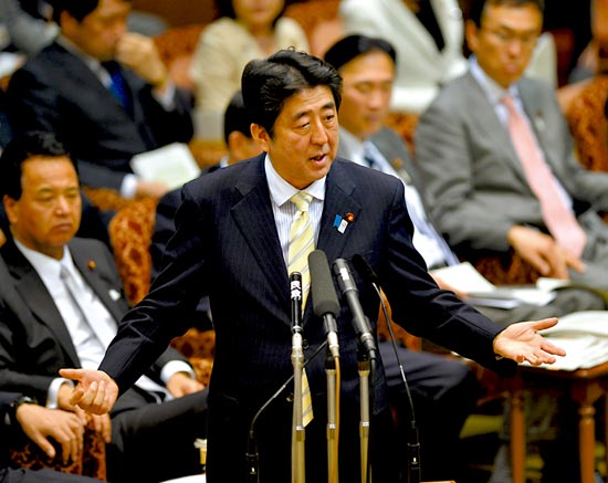 23日，安倍在參議院預算委員會發(fā)表講話。