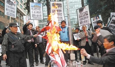  25日，首爾，韓國民眾舉行集會，抗議日本首相安倍晉三否認侵略歷史、袒護內閣大臣參拜靖國神社。