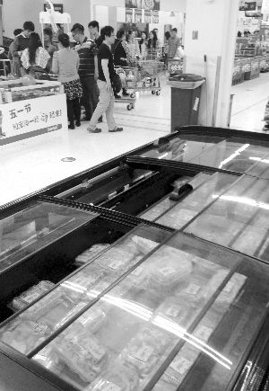 新街口某超市羊肉卷柜臺無人問津。