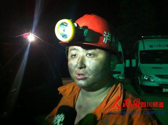 救援隊員出井時，滿臉煤灰，顯得十分疲憊。圖片為唐宗銀的隊友。（記者　李平　攝）