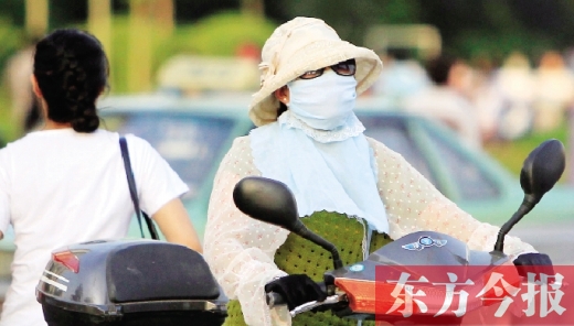 　昨日，鄭州街頭，一些女士全副“捂”裝，只為防暑防曬