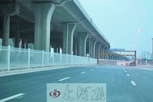 下穿隧道限高3米，不影響公交車通行。