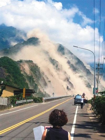 地震造成大面積山崩。網(wǎng)絡(luò)截圖