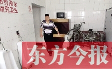 男廁中擺放的電視機(jī)、柜子、自行車等物品