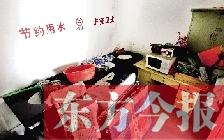 廁所進(jìn)門中廳，擺放著灶臺(tái)、餐桌、床鋪等，乍一看像個(gè)客廳