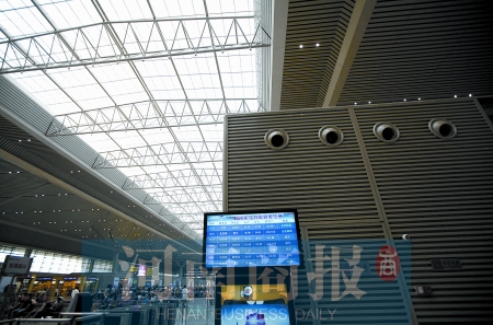 　鄭州東站三樓候車大廳，雖然空調(diào)處有涼風(fēng)吹出，但陽光通過頂棚照進(jìn)，導(dǎo)致整個大廳的空調(diào)制冷效果不明顯