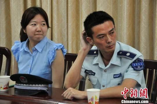 圖為參與“體驗(yàn)式執(zhí)法”的兩名城管隊(duì)員。　張芹　攝