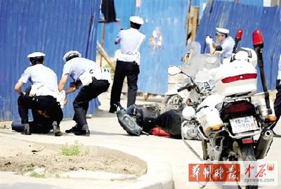 　一名歹徒被抓獲，另一名歹徒持槍劫持了一名門衛(wèi)。