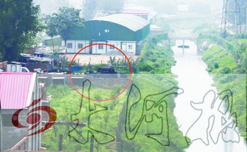 　彩虹橋西南側(cè)有一個大型地溝油加工窩點，廢水流入旁邊的排水渠。
