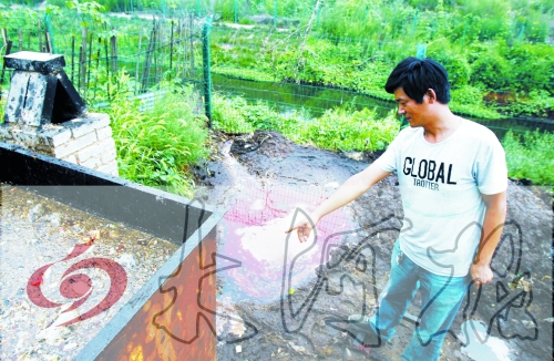 煉油點將骯臟、臭氣熏人的廢水直接排入溝渠。