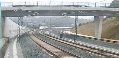 時(shí)速190公里的列車通過一個(gè)限速80公里的急轉(zhuǎn)彎。
