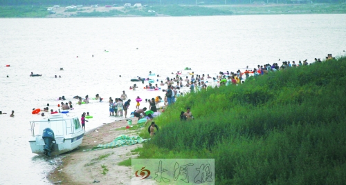 龍湖成為“第一浴場(chǎng)”，對(duì)市民是堵還是疏值得探討。