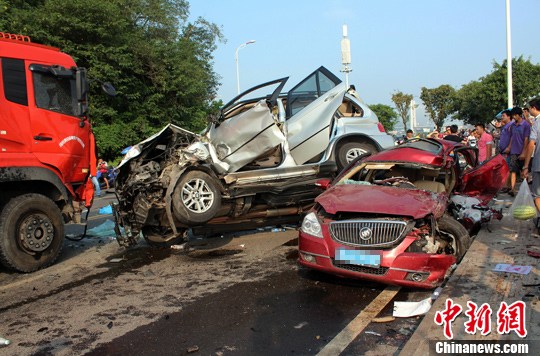 　　8月27日，四川宜賓城區(qū)濱江環(huán)線公路發(fā)生一起3車連環(huán)相撞的交通事故，已致4死2重傷。目前，2名重
