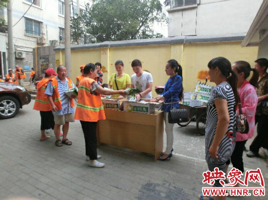 孟琳正在給環(huán)衛(wèi)工人發(fā)放愛(ài)心早餐
