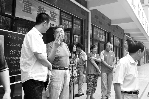盧法舜（左二）伸出兩根手指，建議實行2元通票制。
