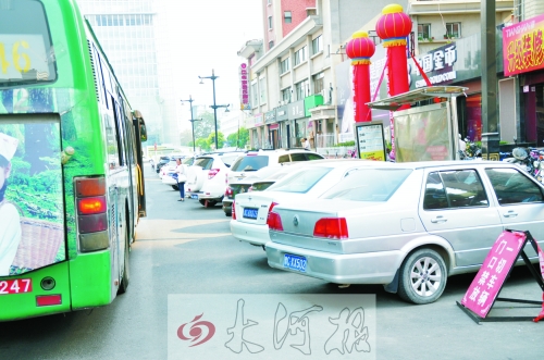 洛陽(yáng)公交車(chē)站點(diǎn)成私家停車(chē)場(chǎng) 停車(chē)辦回應(yīng)稱涉嫌違法