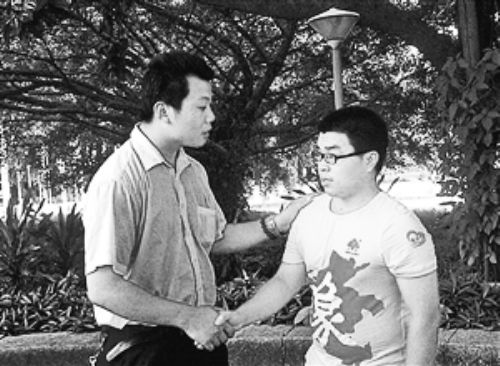 　王強（左）幫助的林富軍，今年考上了深圳大學(xué)。