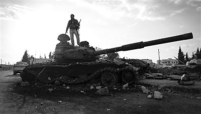 9月8日，敘利亞Zabadani，一名敘利亞反對(duì)派武裝人員站在廢棄的政府軍坦克上。