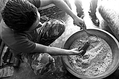 10日，敘反對(duì)派人員正在制作武器。