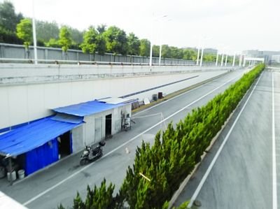 隧道內(nèi)堆放著大量生活用品。