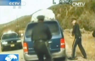 費(fèi)雷爾再次上車，警察拿警棍砸車窗。