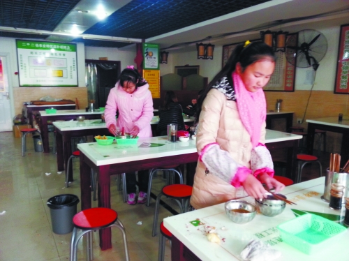 參加體驗的兩名學生成功“入職”后,開始收拾餐桌。