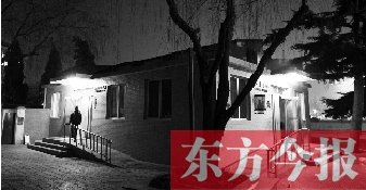 1月13日晚9點20分，鄭州市嵩山路與伊河路交叉口西北角的生態(tài)廁所依然開著燈