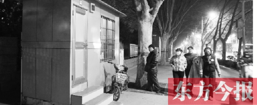 1月13日晚9點30分，鄭州市綠城廣場內(nèi)的公廁依然開放