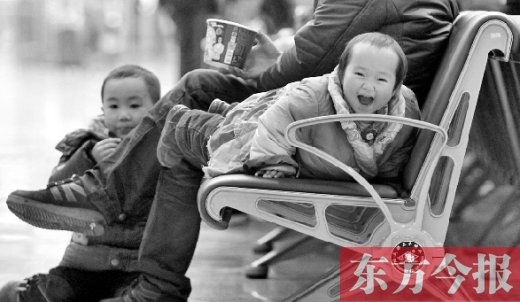 鄭州東站候車長椅上，哈哈，馬上回家過年有禮物收了
