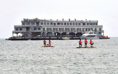 位于三亞市大東海附近海域的海上會(huì)所3月22日攝。新華社發(fā)