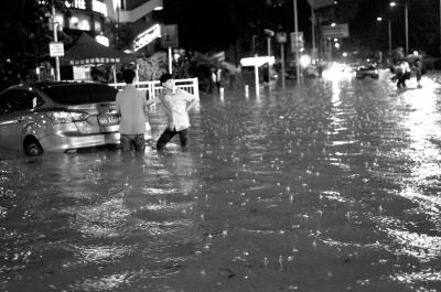 3月30日晚，深圳市區(qū)不少地段因暴雨積水，導致一些車輛在水中熄火。