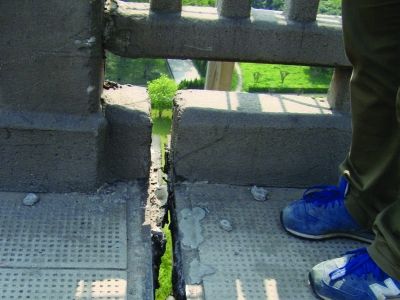 圖為大橋17號墩處橋面裂縫。梅建明 攝