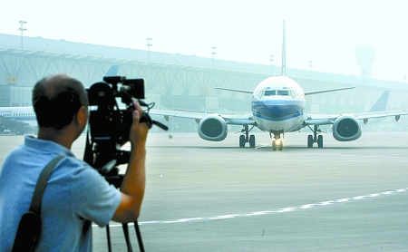 　8月28日，一架嶄新的波音737-800型飛機(jī)平穩(wěn)降落在鄭州新鄭國際機(jī)場。