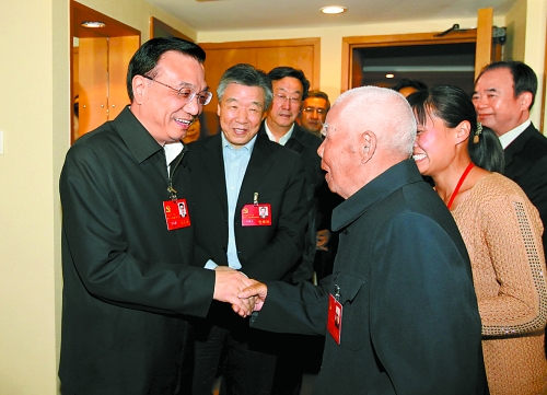 11月5日下午，中共中央政治局常委、國務(wù)院副總理李克強親切看望了參加中國共產(chǎn)黨第十八次全國代表大會的