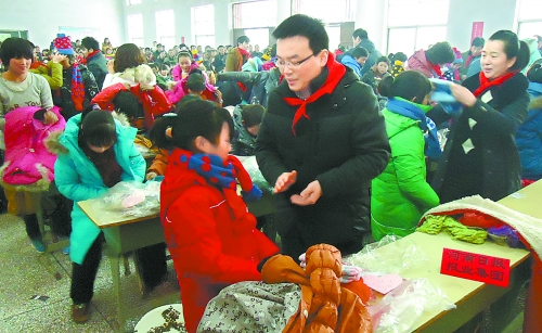 1月20日，省直團(tuán)工委組織19個省直廳局的38名青年干部，來到三門峽市澠池縣果園鄉(xiāng)，開展“大手拉小手