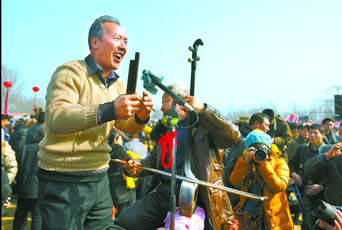 2月22日，寶豐馬街書會上，說書藝人正在表演。記者 史長來 攝