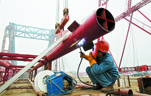 2月25日，在跨越南水北調(diào)總干渠的鄭州新鄭南段十里鋪公路橋施工現(xiàn)場(chǎng)，建設(shè)者在緊張地施工。