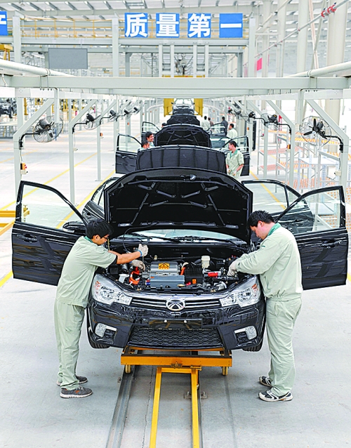 　　4月16日，新鄉(xiāng)市新能電動(dòng)汽車有限公司的工作人員在電動(dòng)汽車生產(chǎn)流水線上作業(yè)。目前，新鄉(xiāng)現(xiàn)有規(guī)模以