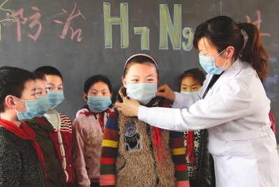　　4月18日，內黃縣第三實驗小學的老師在為學生講解如何預防甲型H7N9流感。當日，內黃縣第三實驗小