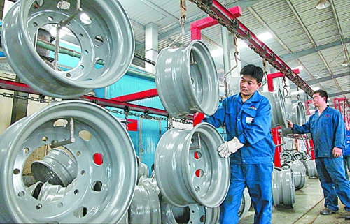 4月25日，許昌恒豐實(shí)業(yè)有限公司的員工正在生產(chǎn)重卡車輪。喬利峰 攝