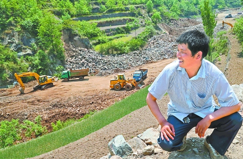 　　5月5日，魯山縣趙村鄉(xiāng)關(guān)岈村青年時軍偉看著正在建設(shè)的兩座小型水庫開心地笑了。他1994年開始外出