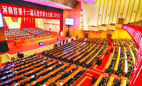 　4月1日下午，河南省第十二屆人民代表大會(huì)第二次會(huì)議在省人民會(huì)堂開幕。 記者 郭 宇 董 亮 攝
