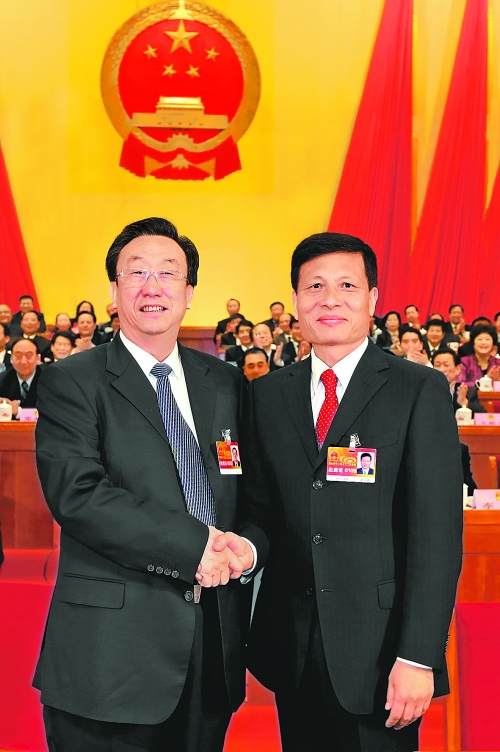 4月2日上午，新當(dāng)選的省人大常委會(huì)主任郭庚茂與新當(dāng)選的省人民政府省長(zhǎng)謝伏瞻親切握手。郭宇 董亮 攝