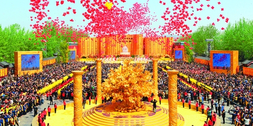 癸巳年黃帝故里拜祖大典于4月12日上午在新鄭舉行，來自海內(nèi)外的炎黃子孫，共同祭拜中華民族的人文始祖軒