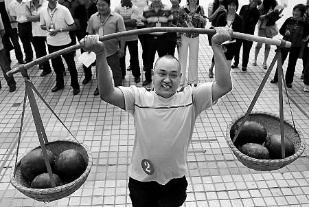 節(jié)會現(xiàn)場，一位瓜農(nóng)正在表演西瓜舉重。